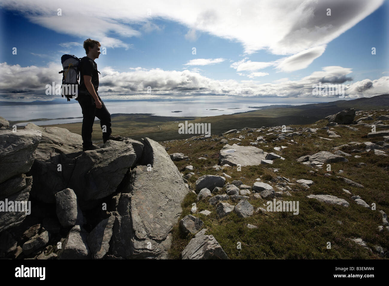Walker en admirant la vue du son du Jura de Corra Bheinn Isle of Jura Hébrides intérieures Scotland UK Banque D'Images