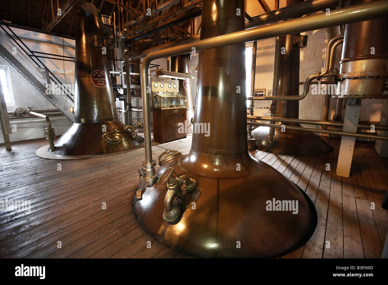 Alambics en cuivre à la distillerie de whisky Bruichladdich Isle of Islay Argyll et Bute Ecosse UK Banque D'Images