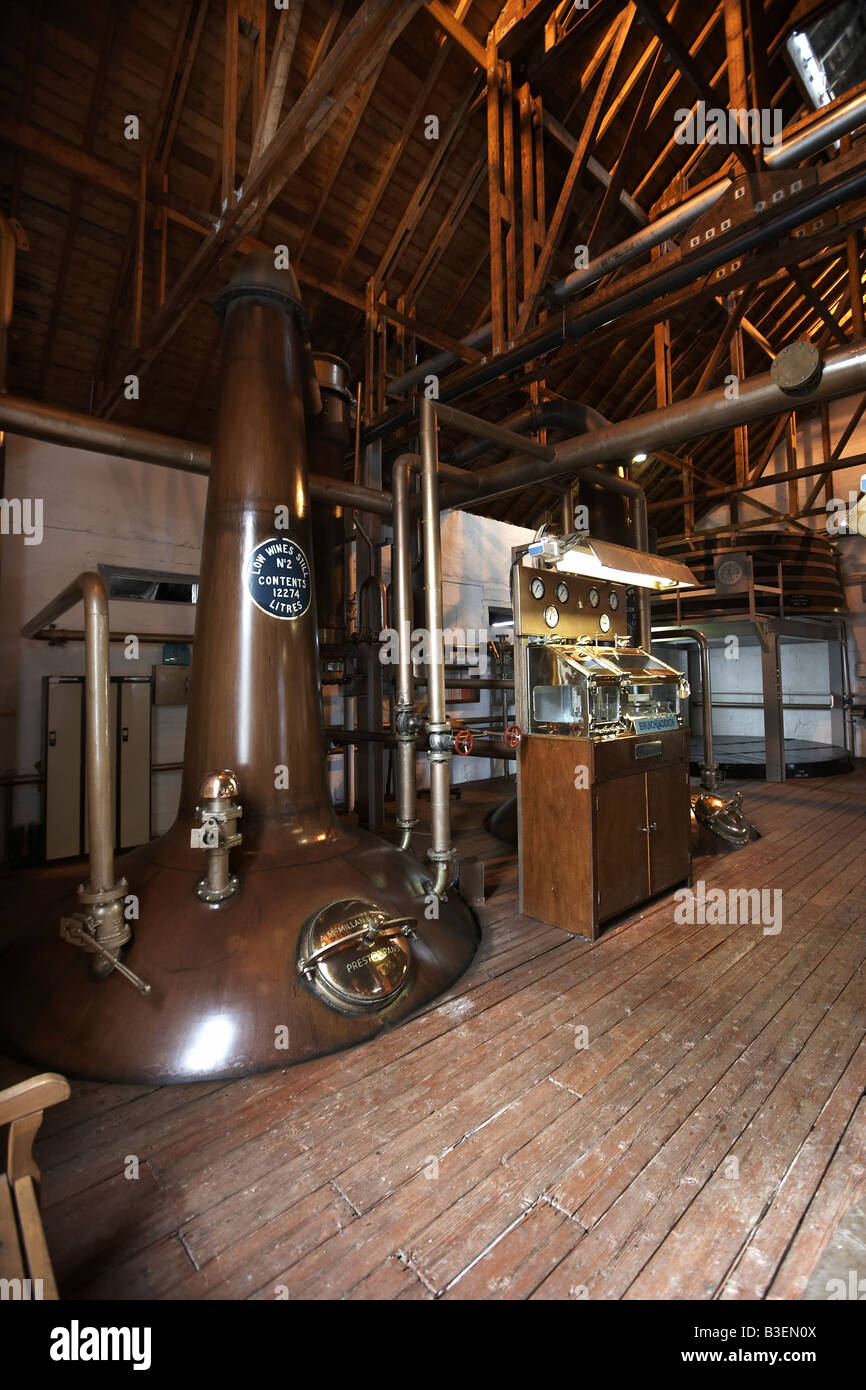 Alambics en cuivre à la distillerie de whisky Bruichladdich Isle of Islay Argyll et Bute Ecosse UK Banque D'Images