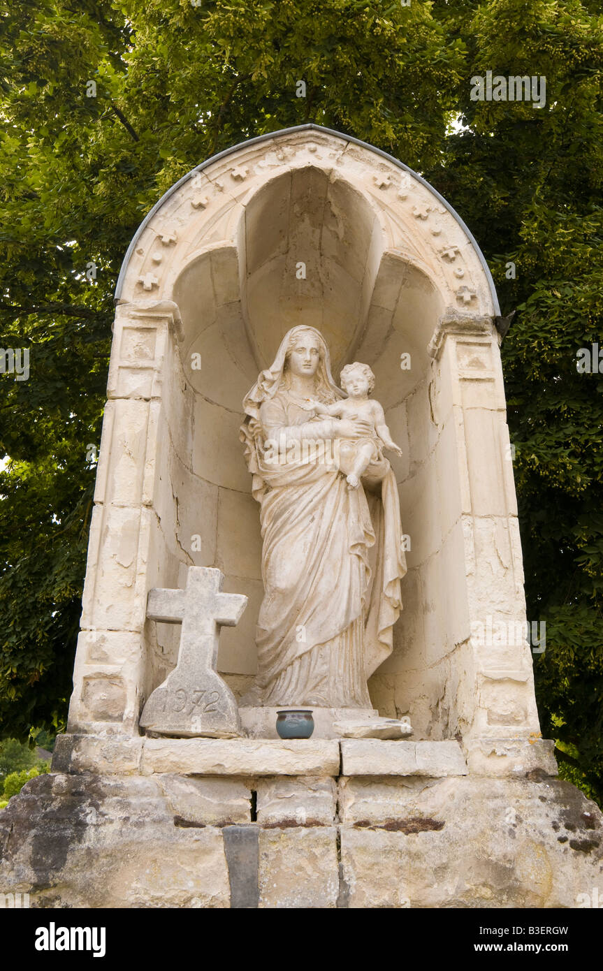 Vierge Marie et l'enfant statue, Villaines-les-Rochers, Indre et Loire, France. Banque D'Images