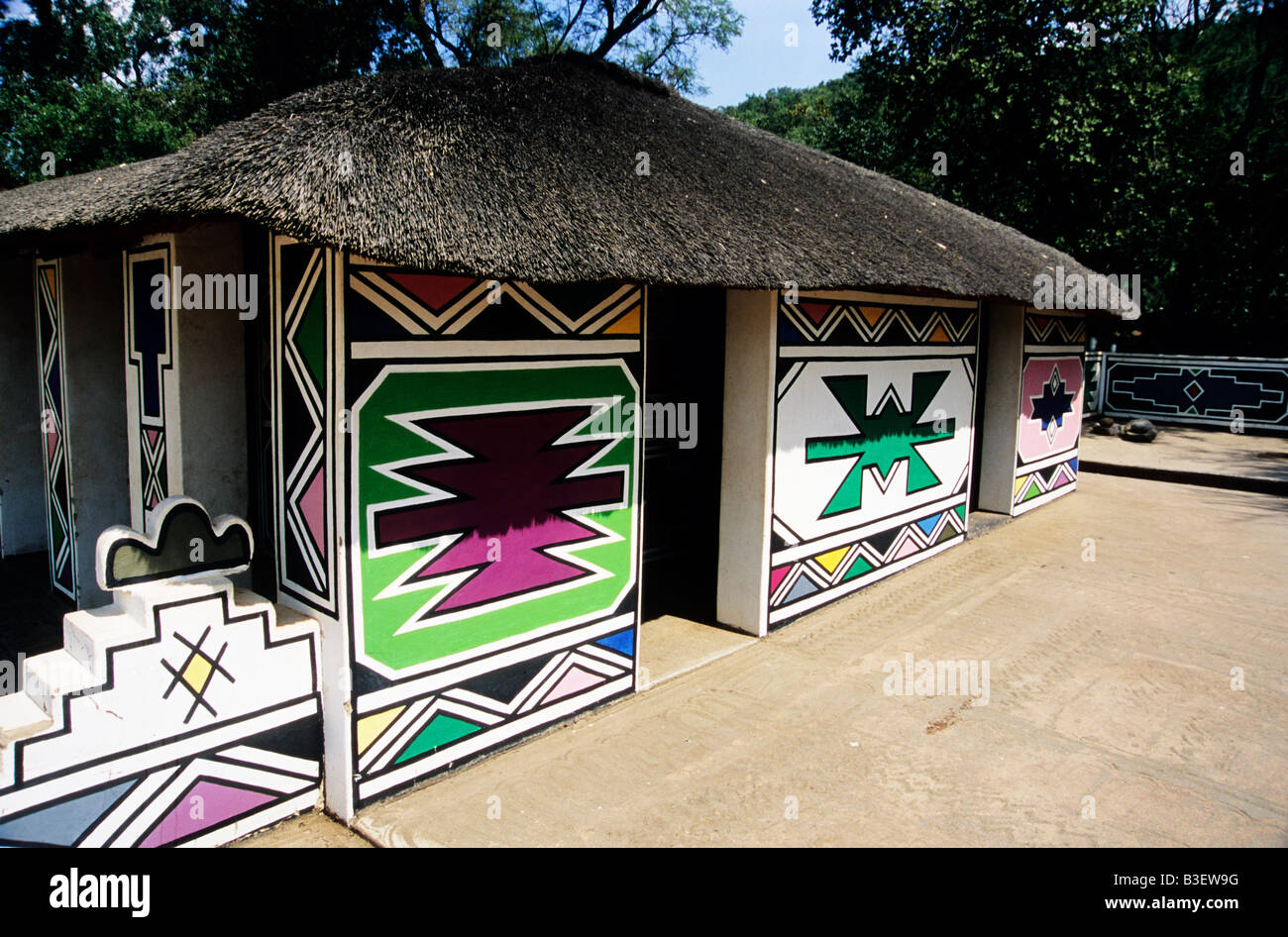 Maison, logement, formes géométriques colorées, motifs, cabane traditionnelle de Ndebele, Ethnique, culture, voyage, bâtiment, Afrique du Sud, village à thème Banque D'Images