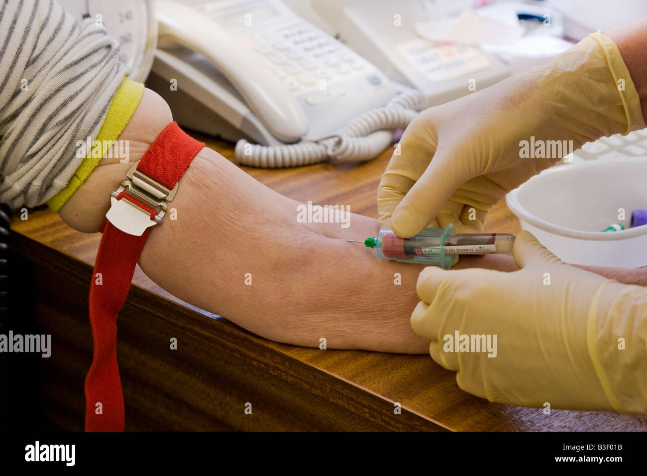 Prise de sang DU BRAS DE femme plus âgée de 60 ans d'âge Banque D'Images
