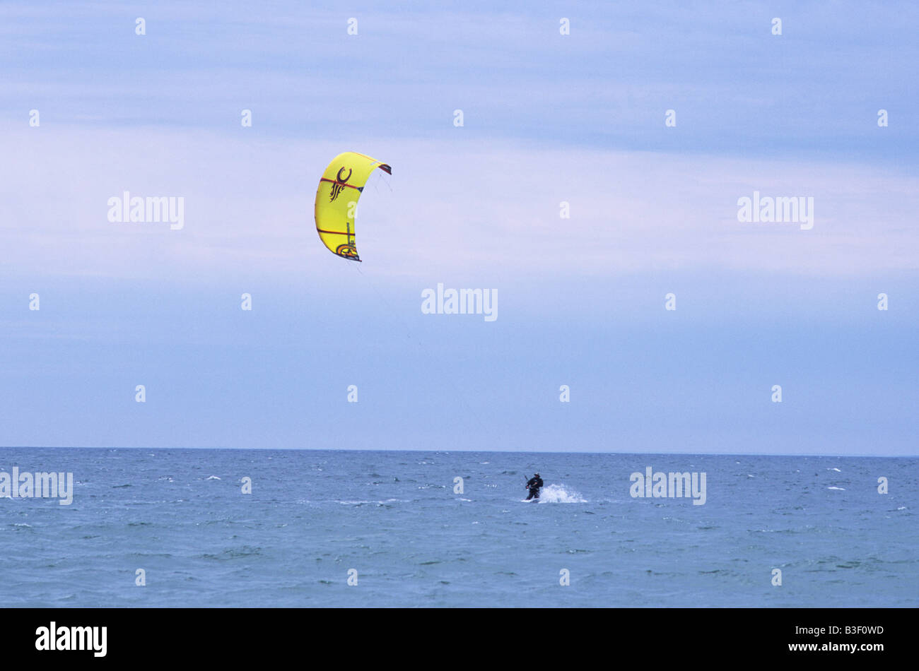 1 Une personne kite boarding sur une journée d'été dans l'océan à Falmouth, Cape Cod, USA Banque D'Images