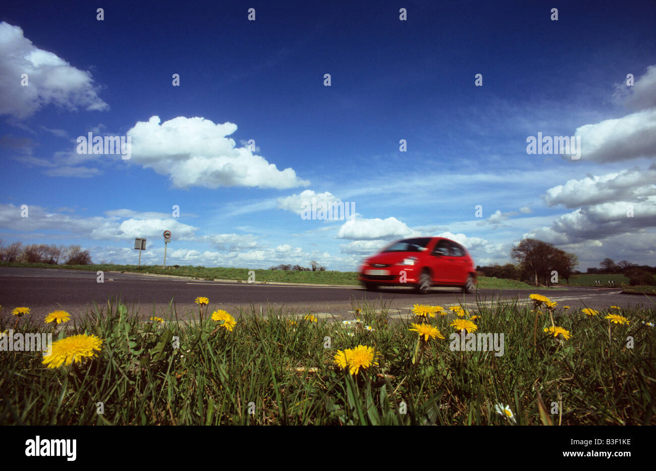 Low angle de voiture roulant le long de la route à chaussée unique Yorkshire Leeds UK Banque D'Images