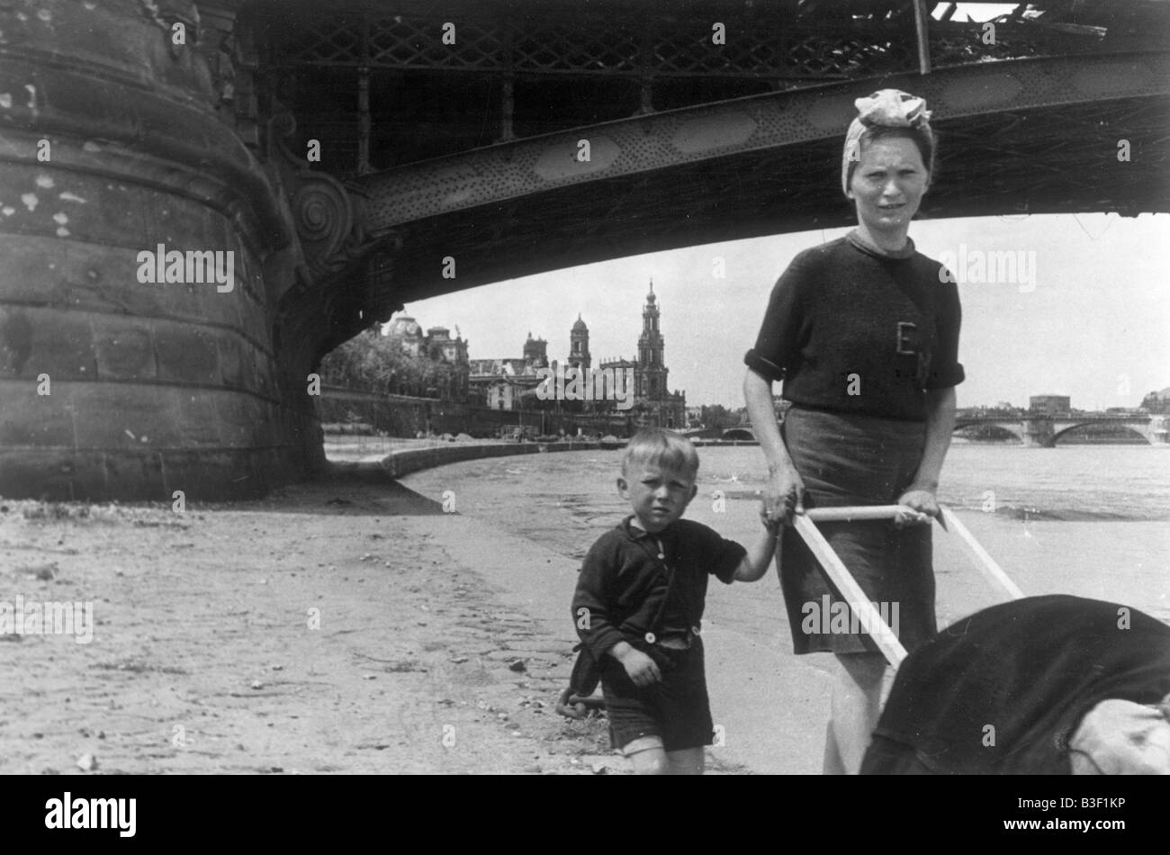 La mère et l'enfant à l'Elbe et Dresde. Banque D'Images La mère et l'enfant à l'Elbe et Dresde. Banque D'Images