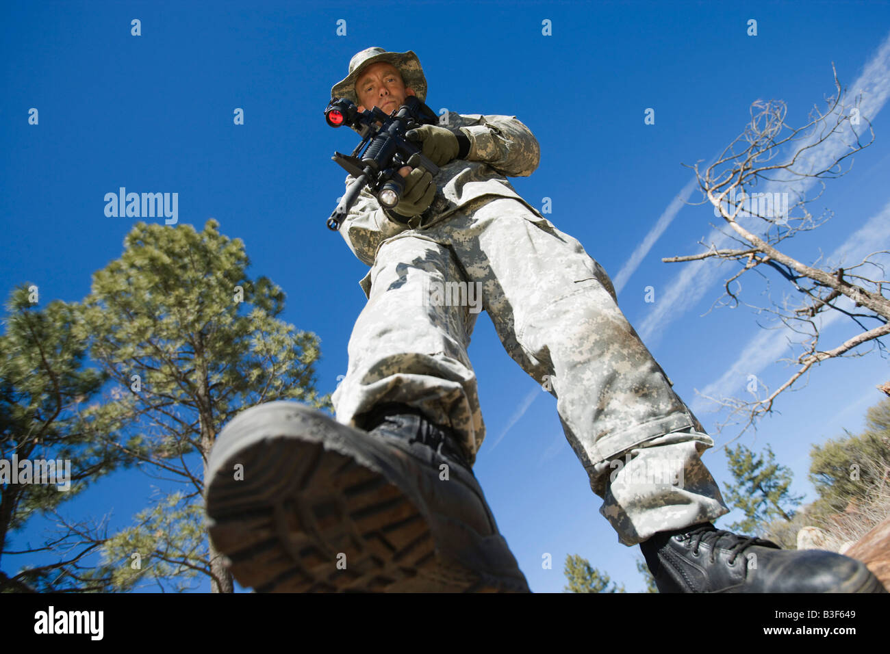 Low angle portrait d'un soldat armé Banque D'Images