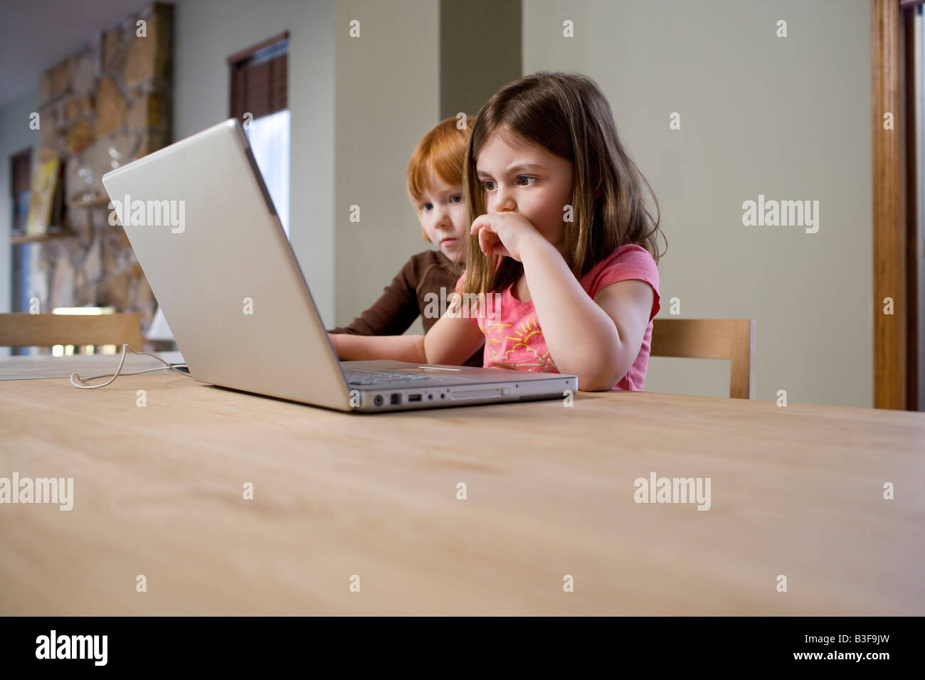 Deux jeunes filles (5-6) à l'aide de table ordinateur portable Banque D'Images