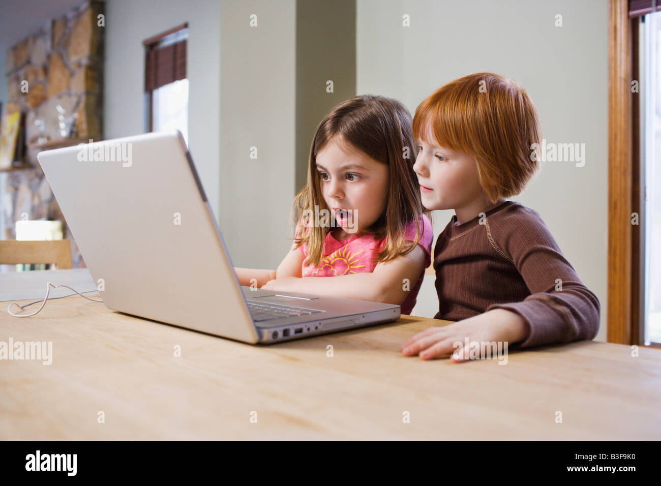 Deux jeunes filles (5-6) à l'aide de table ordinateur portable Banque D'Images