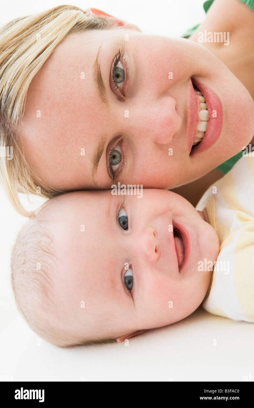 Mère et bébé couché sur marbre smiling Banque D'Images