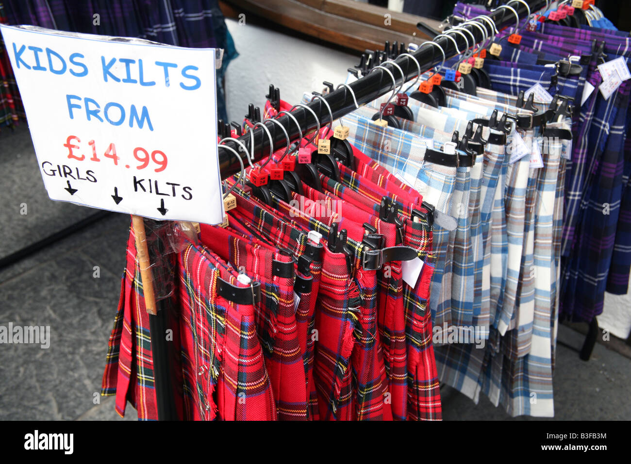 Les kilts pour les enfants en vente en magasin de souvenirs d'Édimbourg Banque D'Images