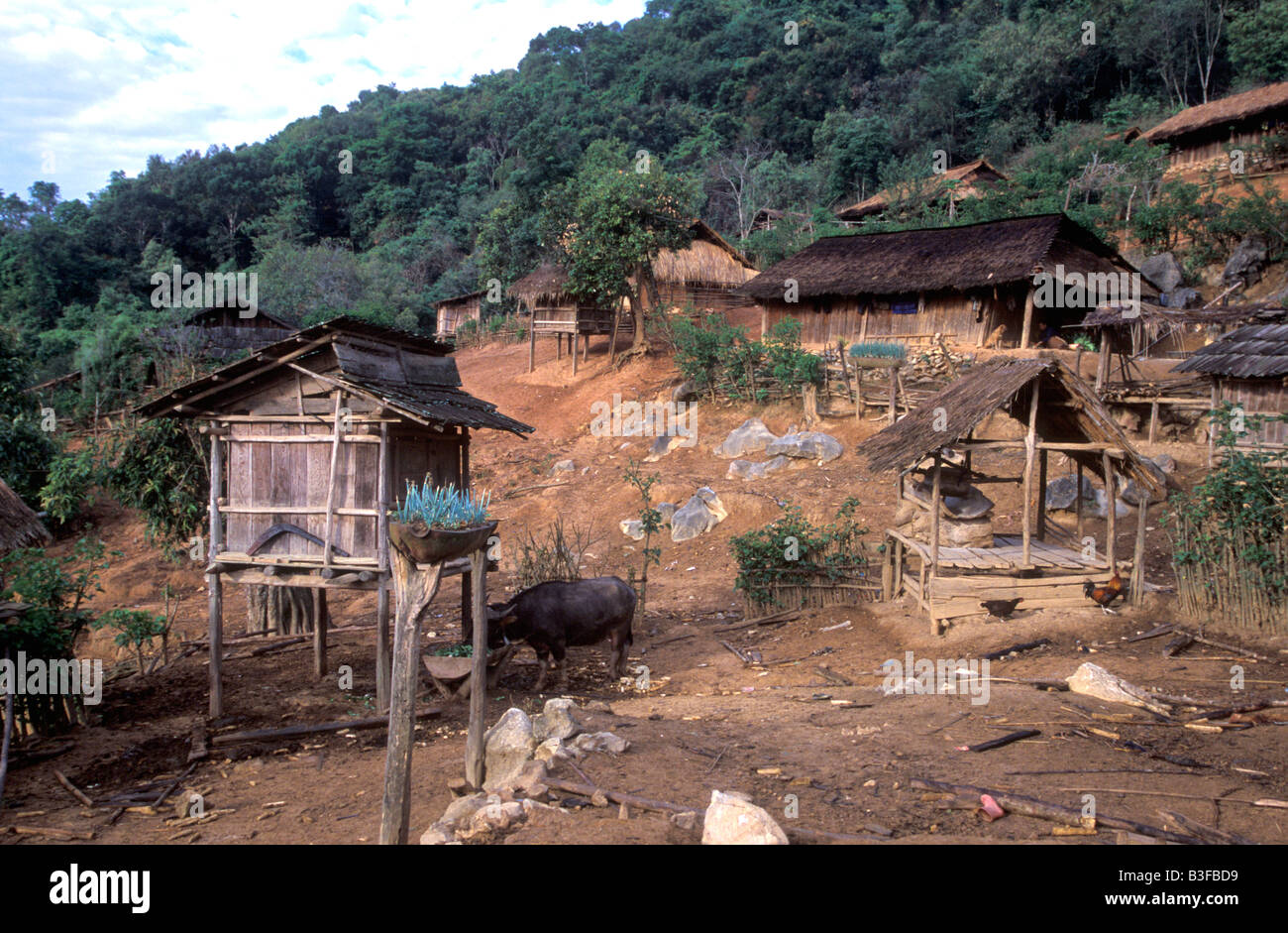 Un village Hmong rustique appelé Ban Phakeo situé sur un flanc de montagne dans la province de Xieng Khouang, Laos Banque D'Images