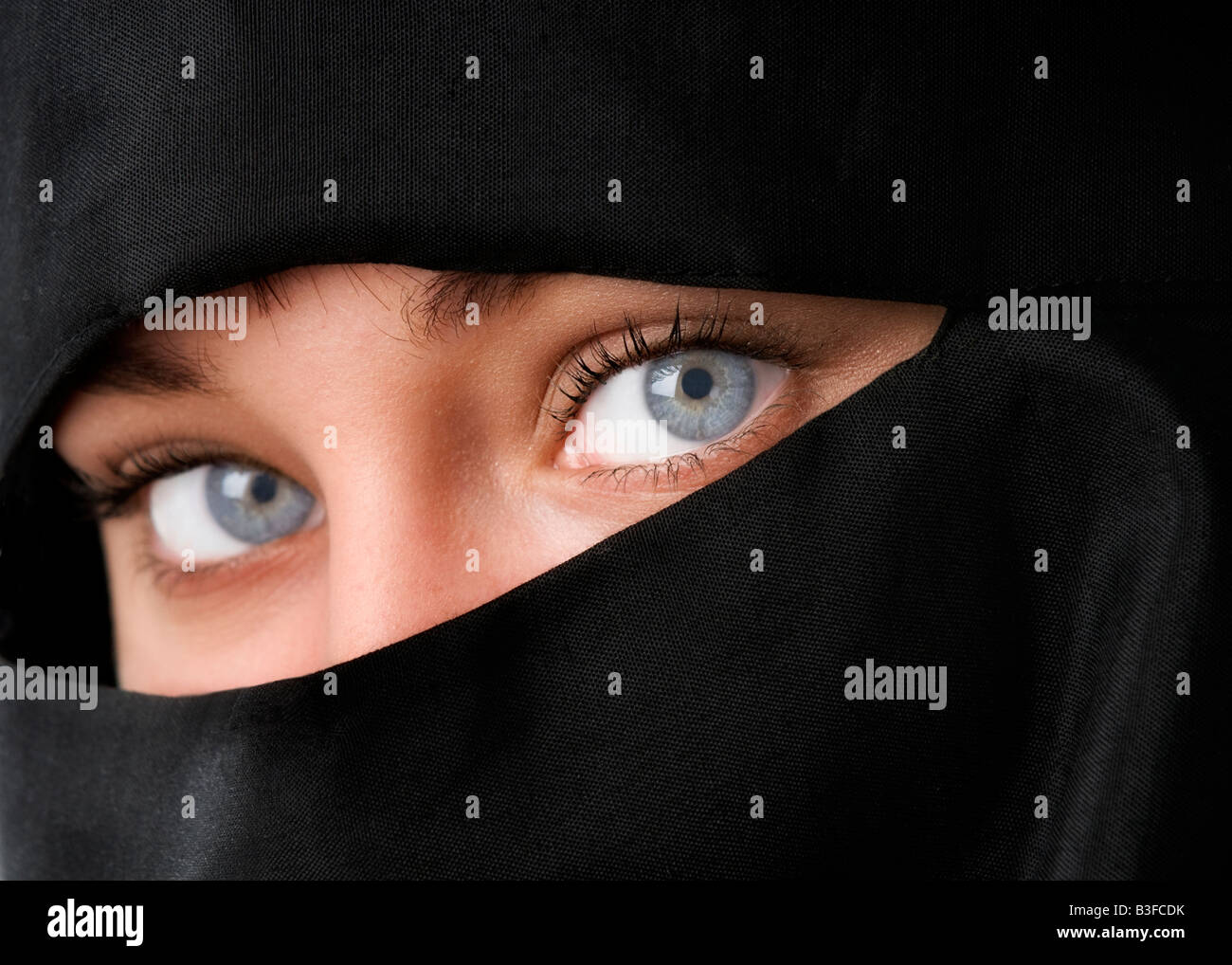 Belle femme aux yeux bleus en Niqab voile Photo Stock - Alamy