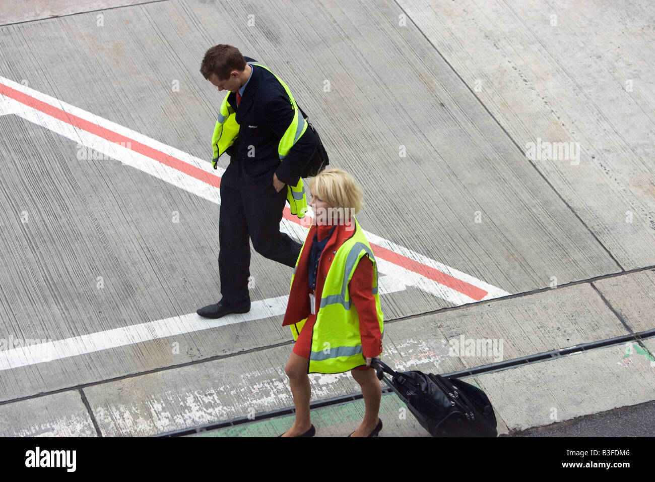 L'équipage de cabine des arrivées de l'aéroport de Manchester Banque D'Images