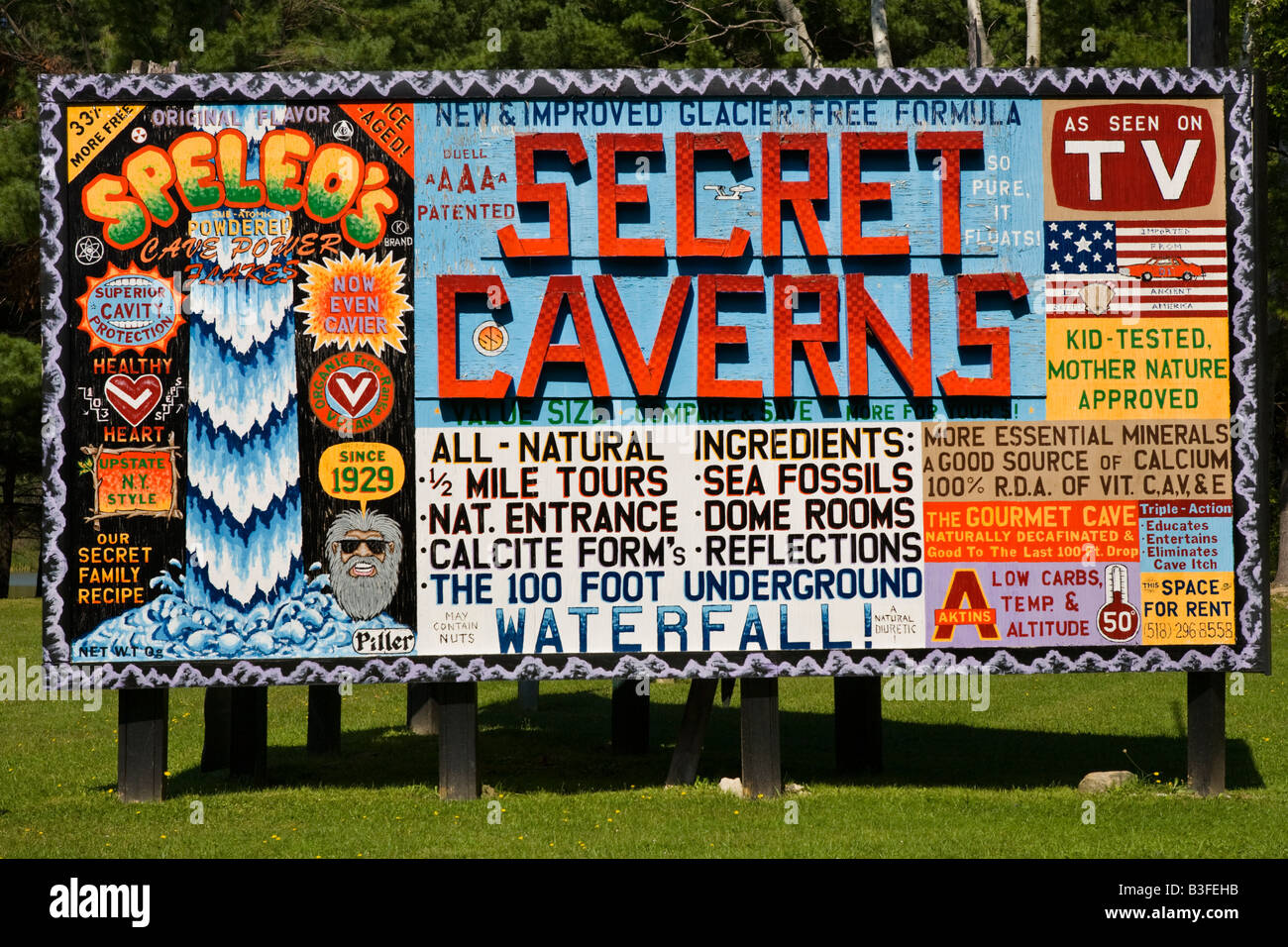Un des nombreux panneaux publicitaires humoristiques la promotion de cavernes secrètes de l'État de New York de Cobleskill Schoharie Comté Banque D'Images