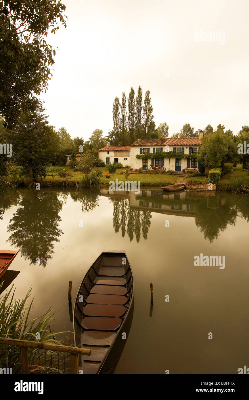 Riverside cottage et voile Coulon Marais Poitevin Poitou Charentes France Europe Banque D'Images