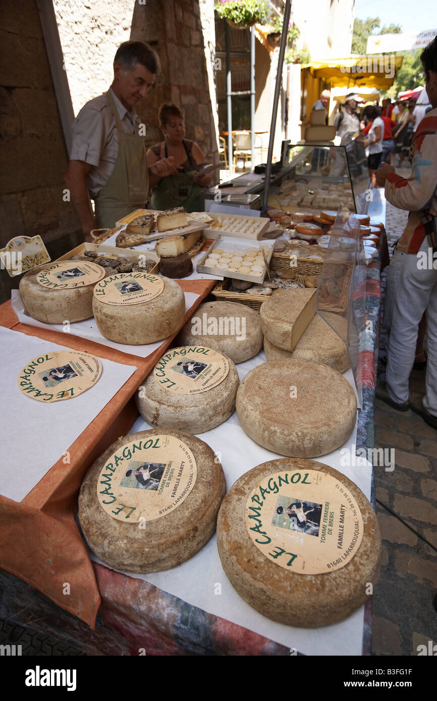 Vente de décrochage du marché du fromage journée à St Antonin Noble Val Aveyron France Banque D'Images