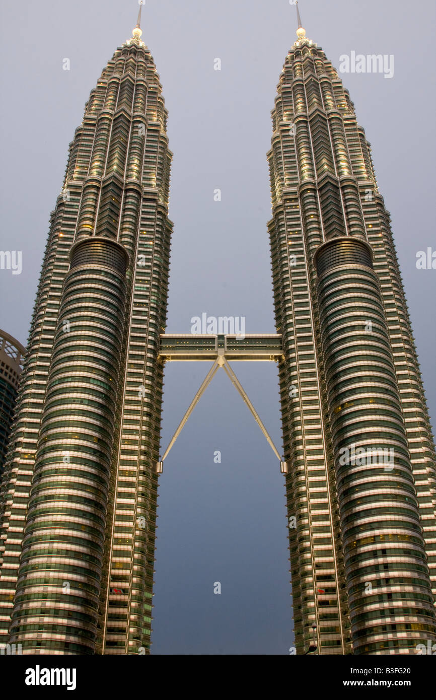Les Tours Petronas à Kuala Lumpur en début de soirée avec ciel gris Banque D'Images