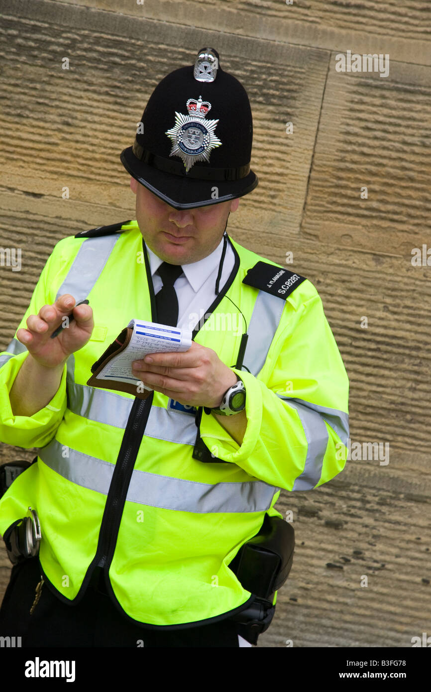 Ordinateur portable papier du policier, agent de police à Chatsworth,  Derbyshire de Foire des policiers (tête et épaules) crime d'enregistrement  informations sur l'incident Photo Stock - Alamy