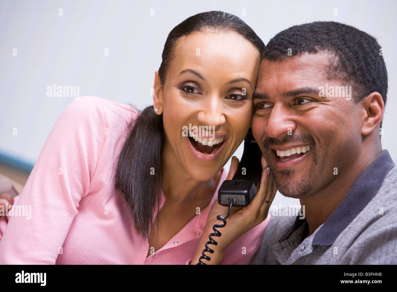Couple recevant une bonne nouvelle appel téléphonique de la clinique Banque D'Images