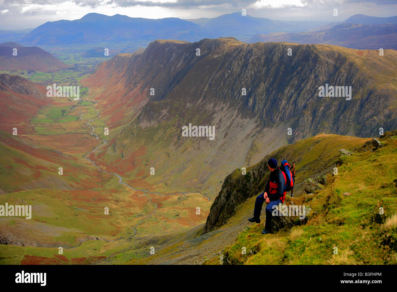 Walker donnant sur la Derwent Fells de Dale Head Parc National de Lake District Cumbria England UK Banque D'Images