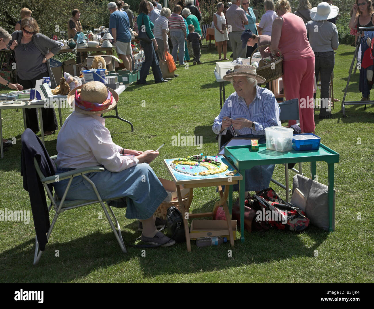 Deux personnes âgées femme Chasse au trésor, décrochage Waldringfield fete, Suffolk, Angleterre Banque D'Images
