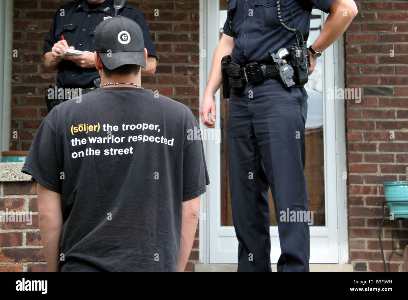 Les agents de police s'adressant à l'homme au Michigan USA Banque D'Images