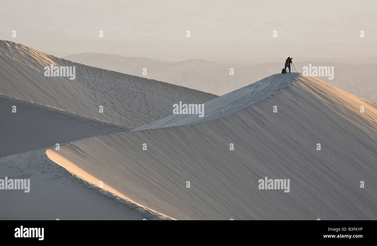 Prise de vue photographe dunes de sable dans la vallée de la mort. Banque D'Images