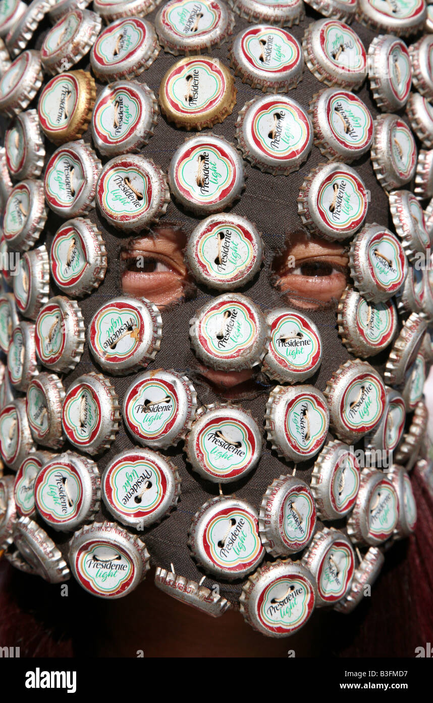 Carnival participant couvrant par des capsules de bouteille au cours de la scène du carnaval de Santo Domingo, République Dominicaine Banque D'Images