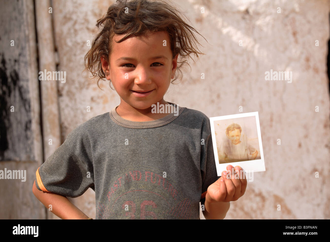 Petite fille bédouine montrant un polaroid de son, la Syrie Banque D'Images