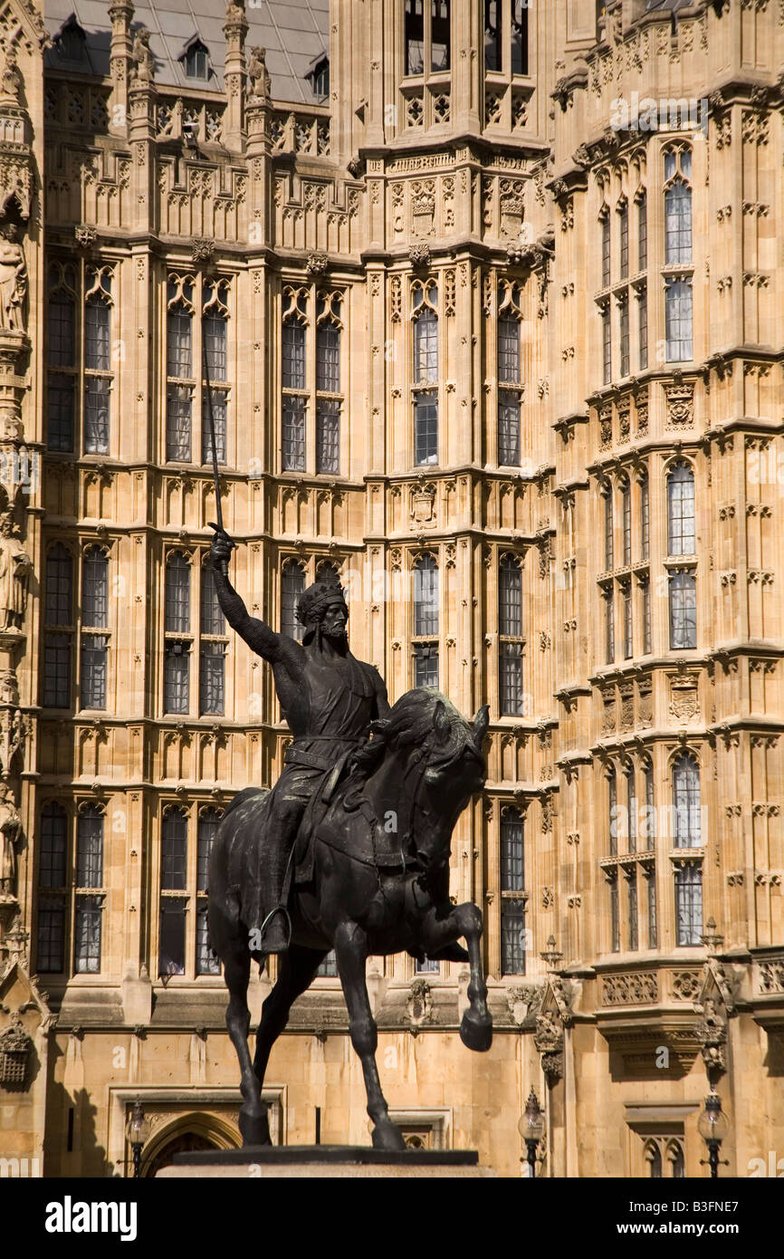 La statue de Richard Coeur de Lion (1157-1199) à l'extérieur du palais de Westminster à Londres, en Angleterre. Banque D'Images