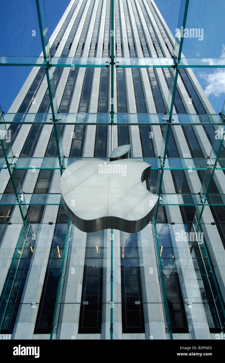 L'ordinateur Apple logo le pendant du plafond de l'atrium de l'Apple Store de la 5ème Avenue, à New York Banque D'Images