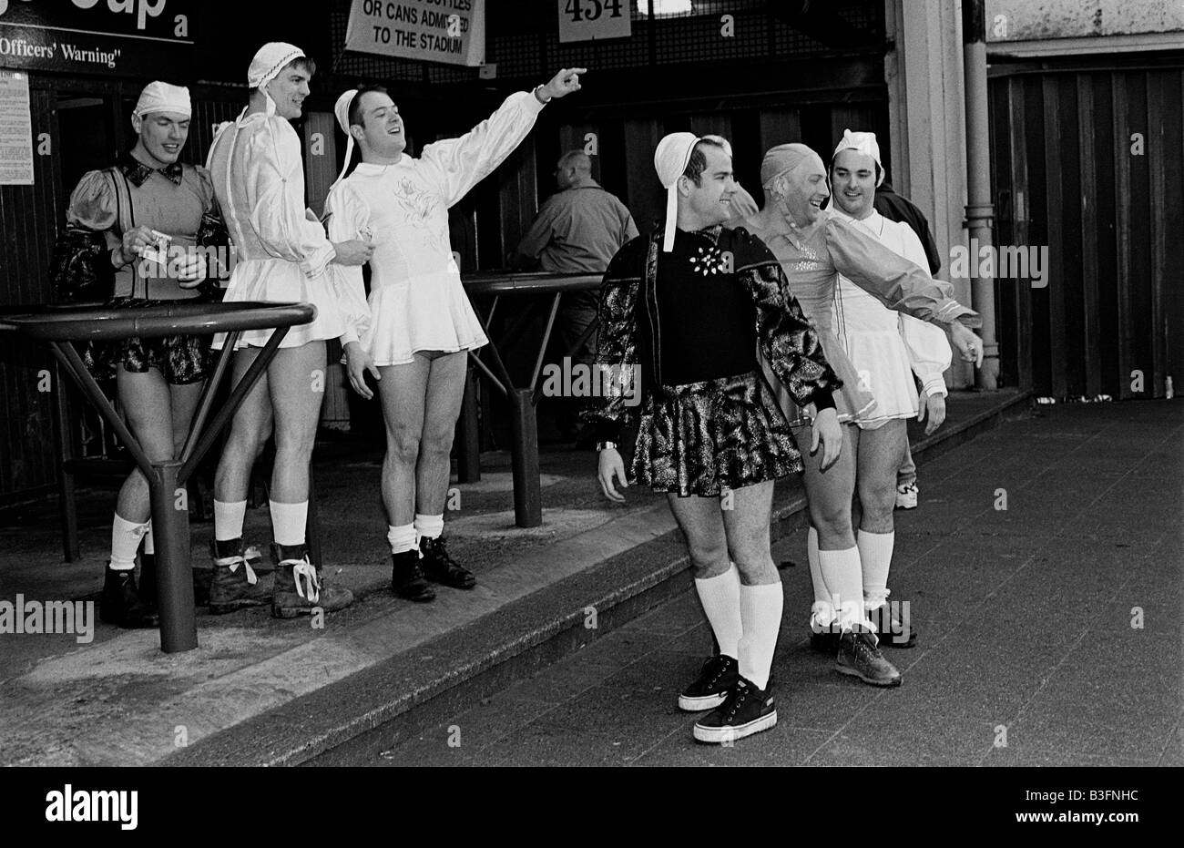 Rugby League fans déguisés en dehors avant le stade de Wembley 1998 Sheffield v Wigan League Cup. Banque D'Images