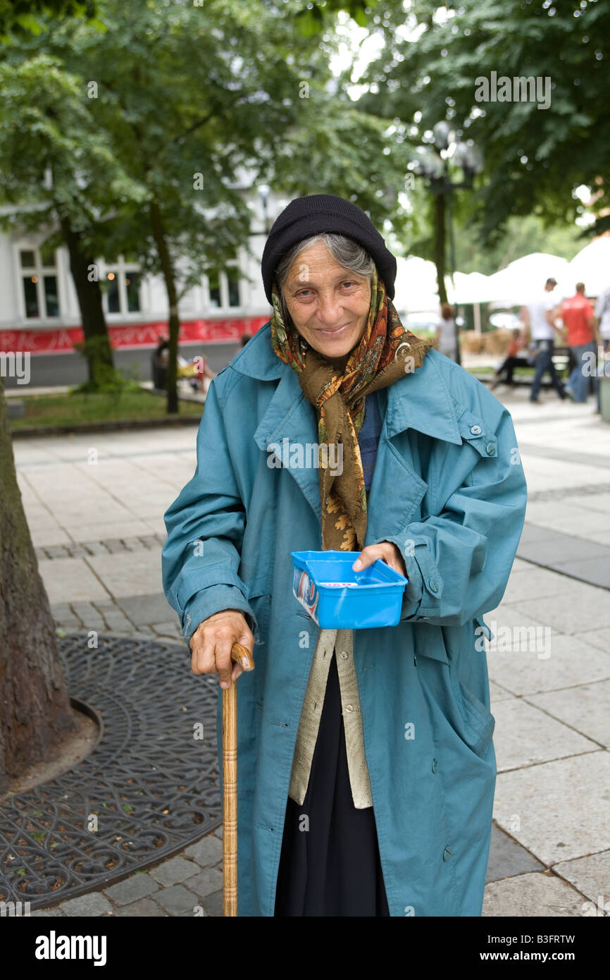 Femme plus mendier de l'argent sur la rue de Zielona Gora, Pologne Banque D'Images