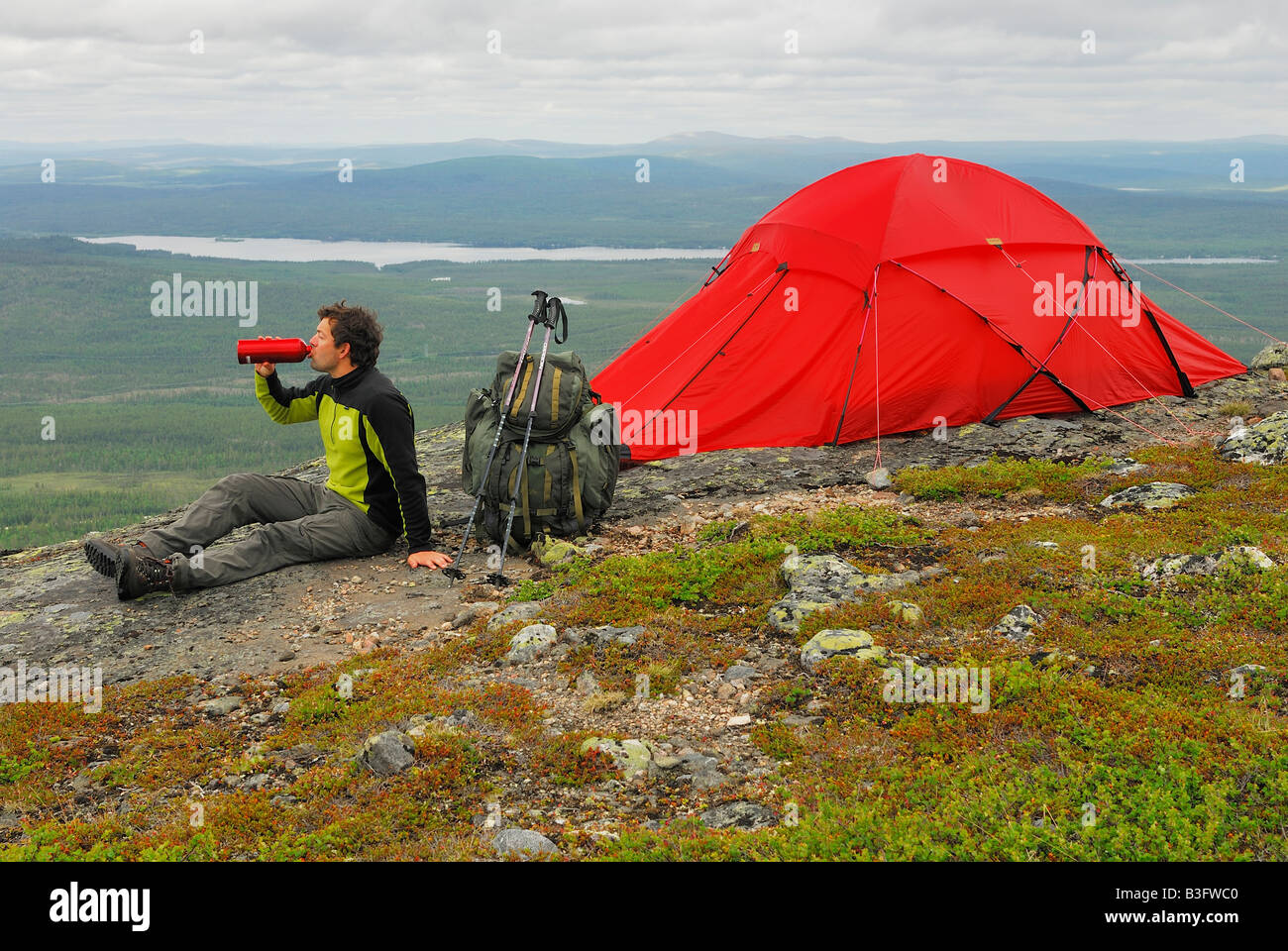 L'homme en face d'une tente Laponie Suède Banque D'Images L'homme en face d'une tente Laponie Suède Banque D'Images