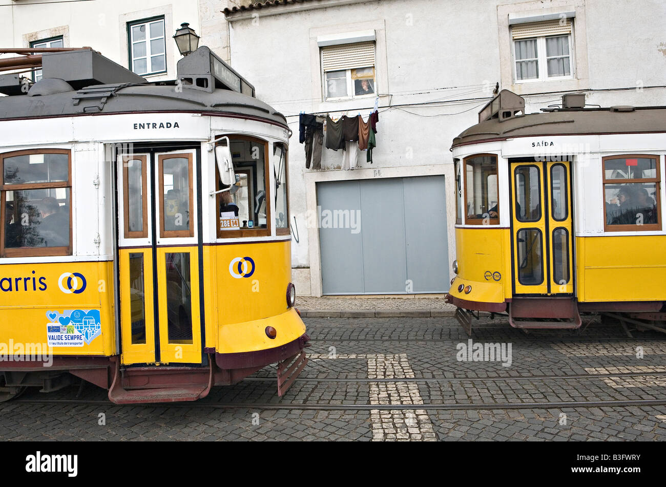 Le tramway ou tram touristique Electrico dans Alfama district de la ville de Lisbonne Portugal Banque D'Images