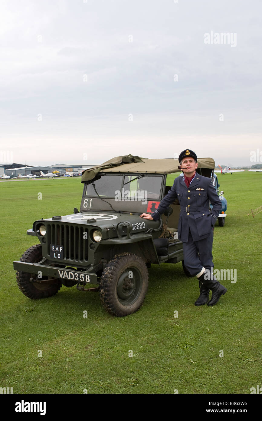 L'homme en uniforme d'agent de la RAF à l'aéroport de Shoreham Airshow Chaity RAFA Sussex Banque D'Images