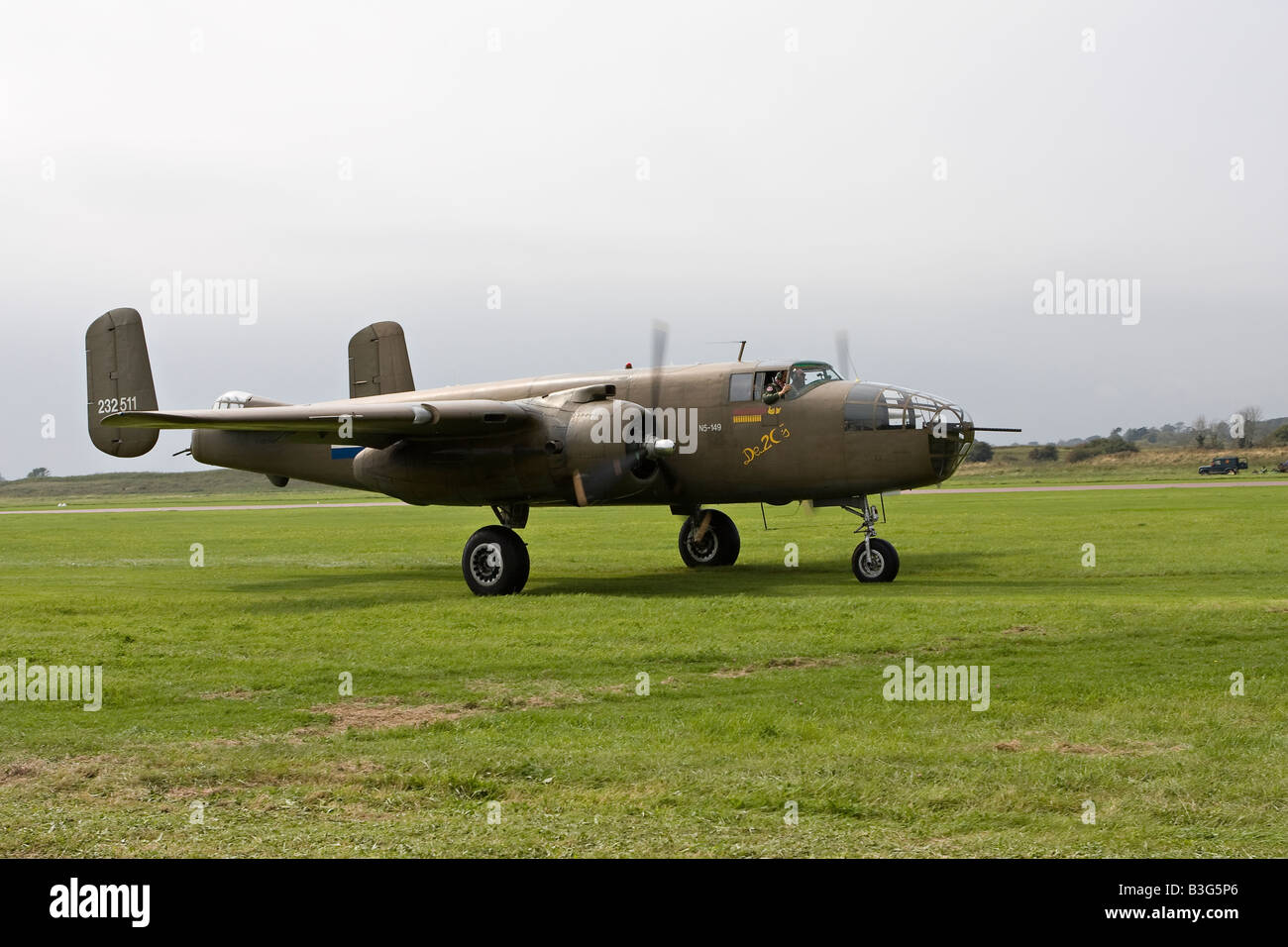 B 25 Mitchell Bomber sur piste à l'aéroport de Shoreham Airshow RAFA Sussex UK Banque D'Images