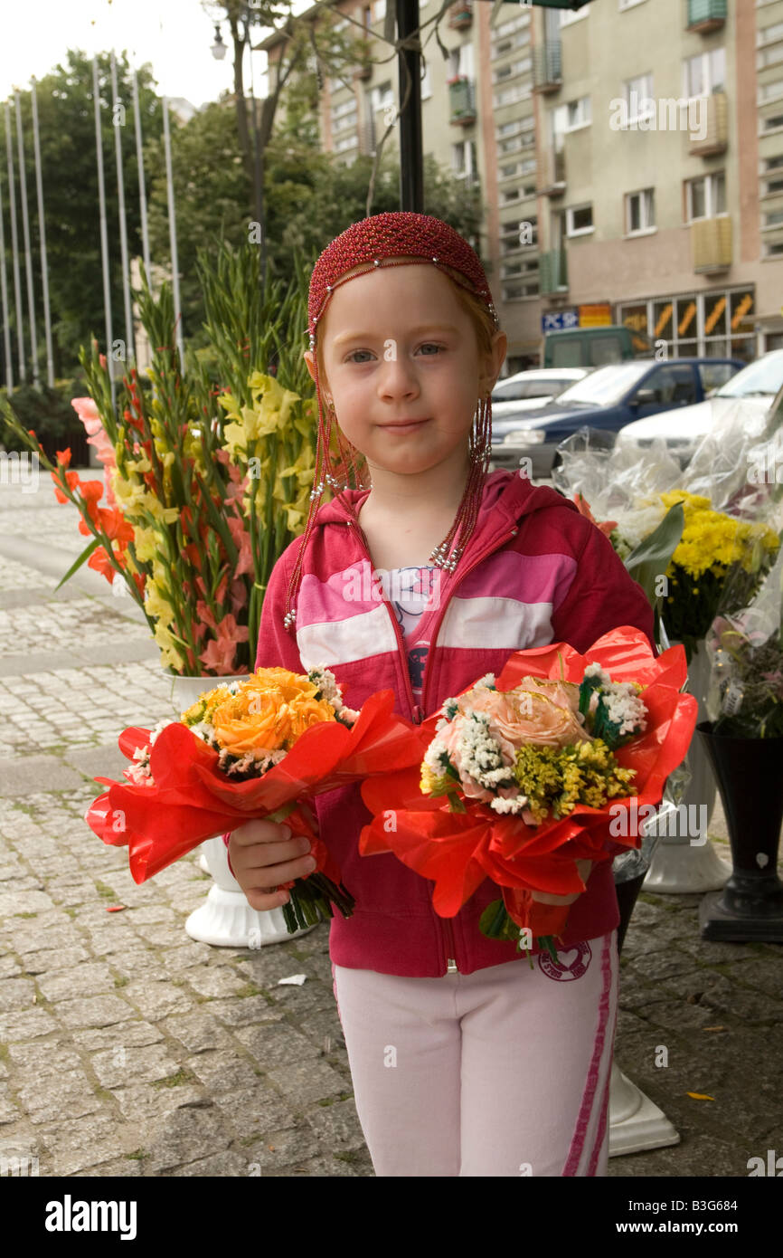 Qui Est La Mère De Fleur Fitoussi Jeune fille polonaise tient deux bouquets de fleurs que sa mère vient d