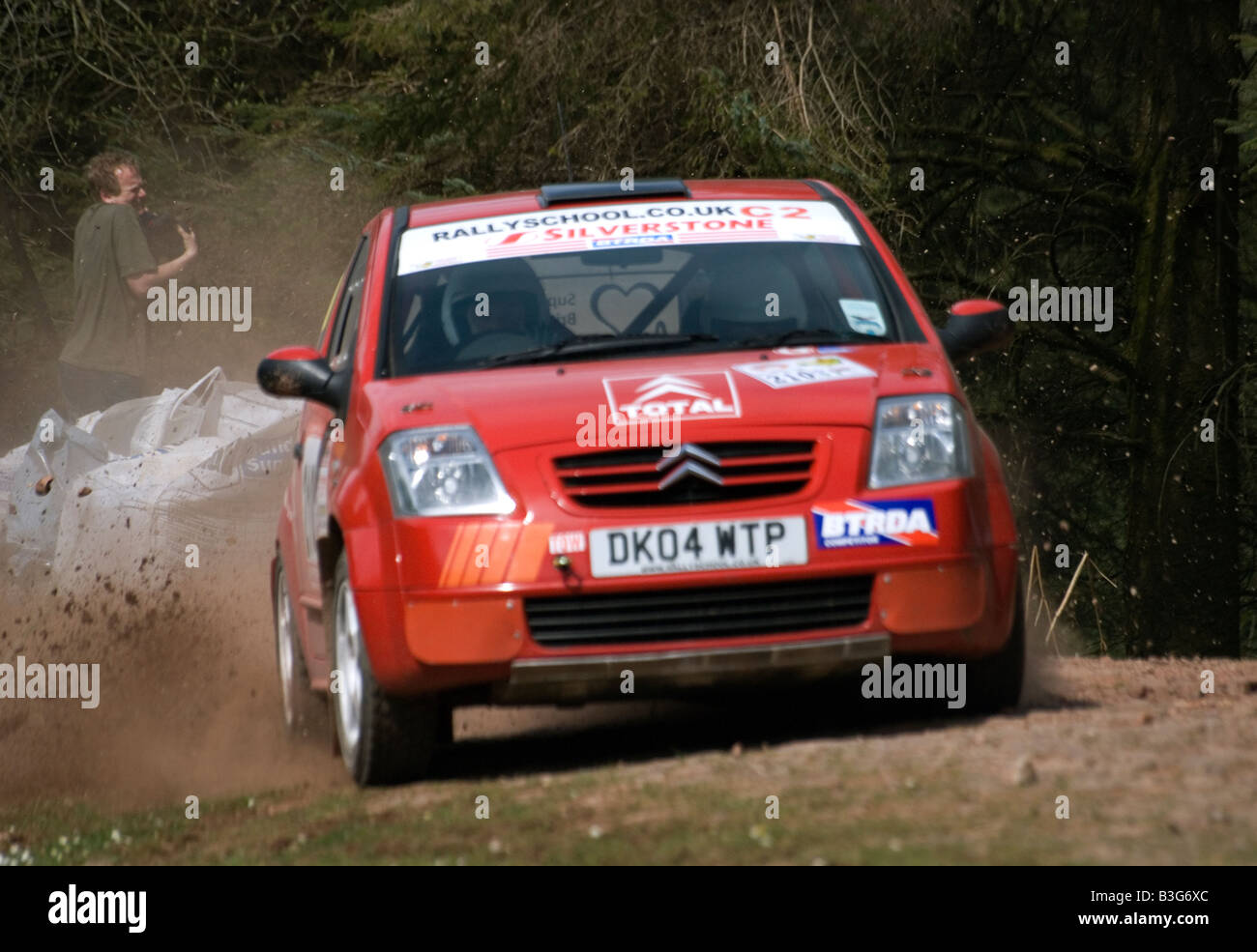 Citroen Saxo voiture rallye de grandes pierres de serrage Banque D'Images