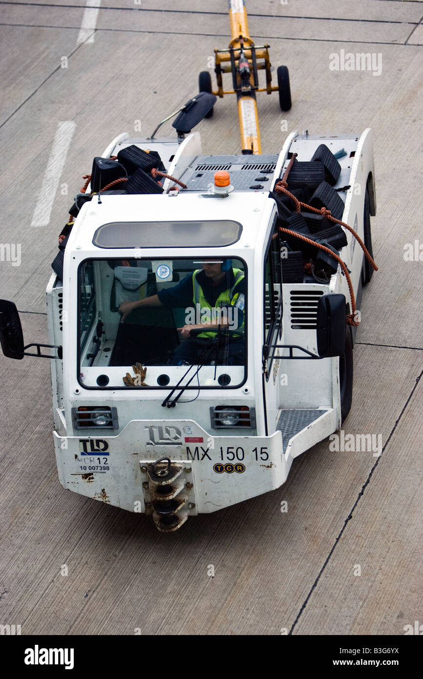 L'AVIATION COMMERCIALE avions remorqueurs pushbacks tracteur Banque D'Images