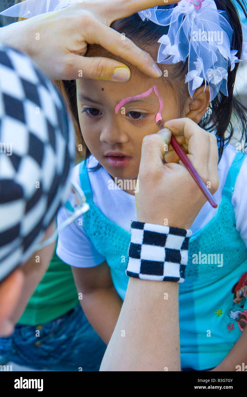 Vêtus de costumes et le visage peint sur une partie des enfants Pays-Bas Banque D'Images