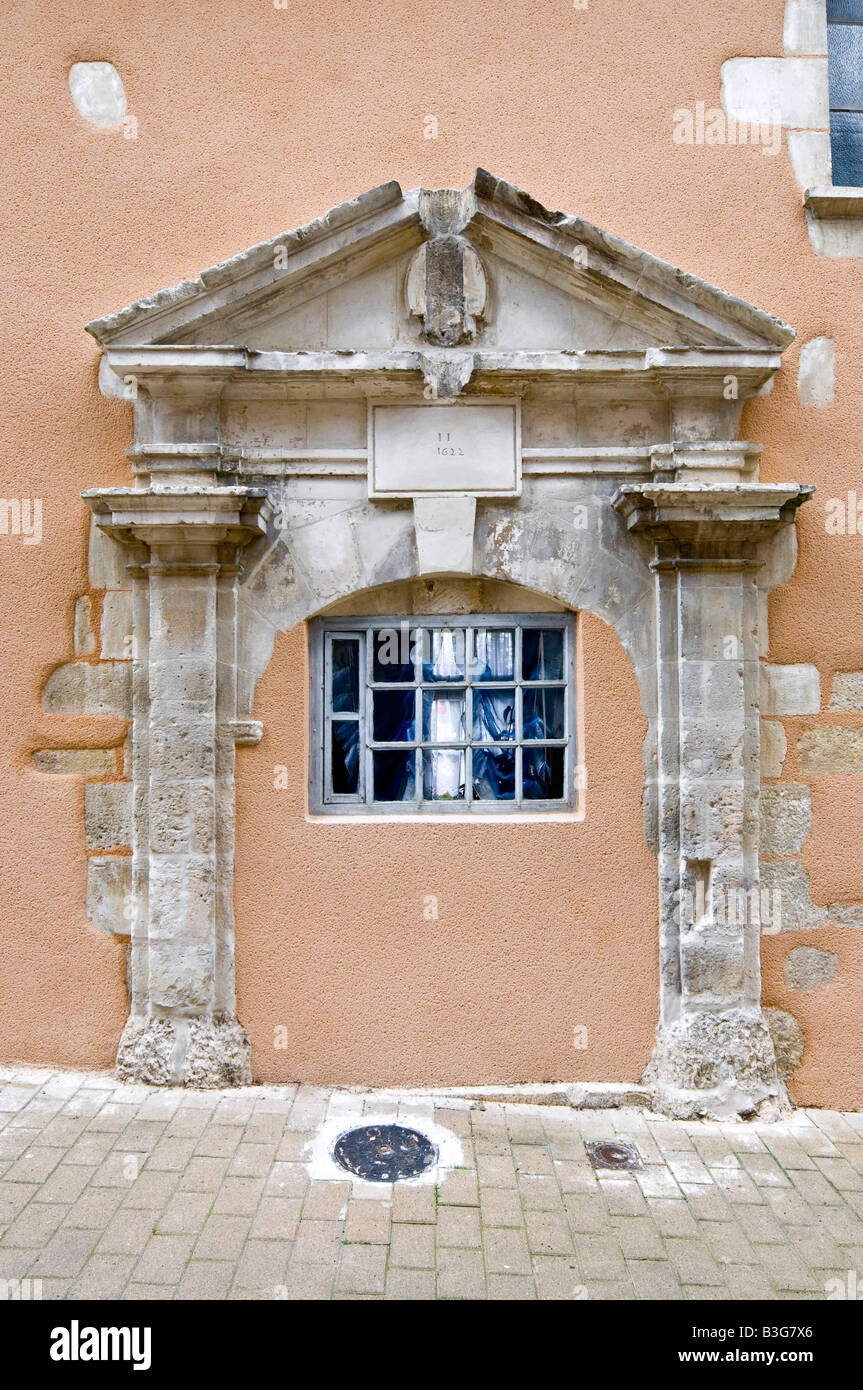 Bloque-porte avec de vieux 1622 fenêtre récente, Le Blanc, Indre, France. Banque D'Images