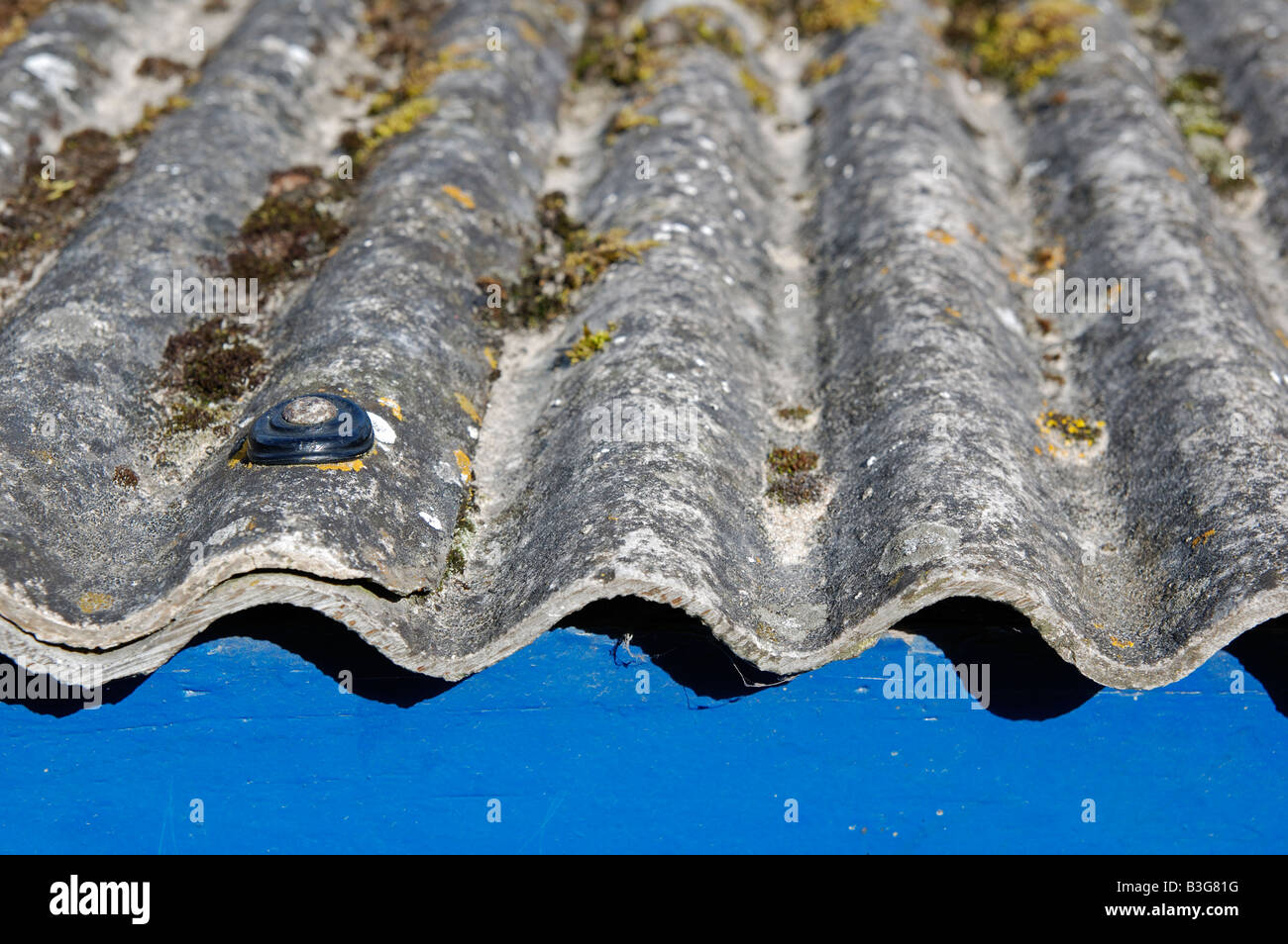 Un toit fait de feuilles de fibrociment ondulé Banque D'Images
