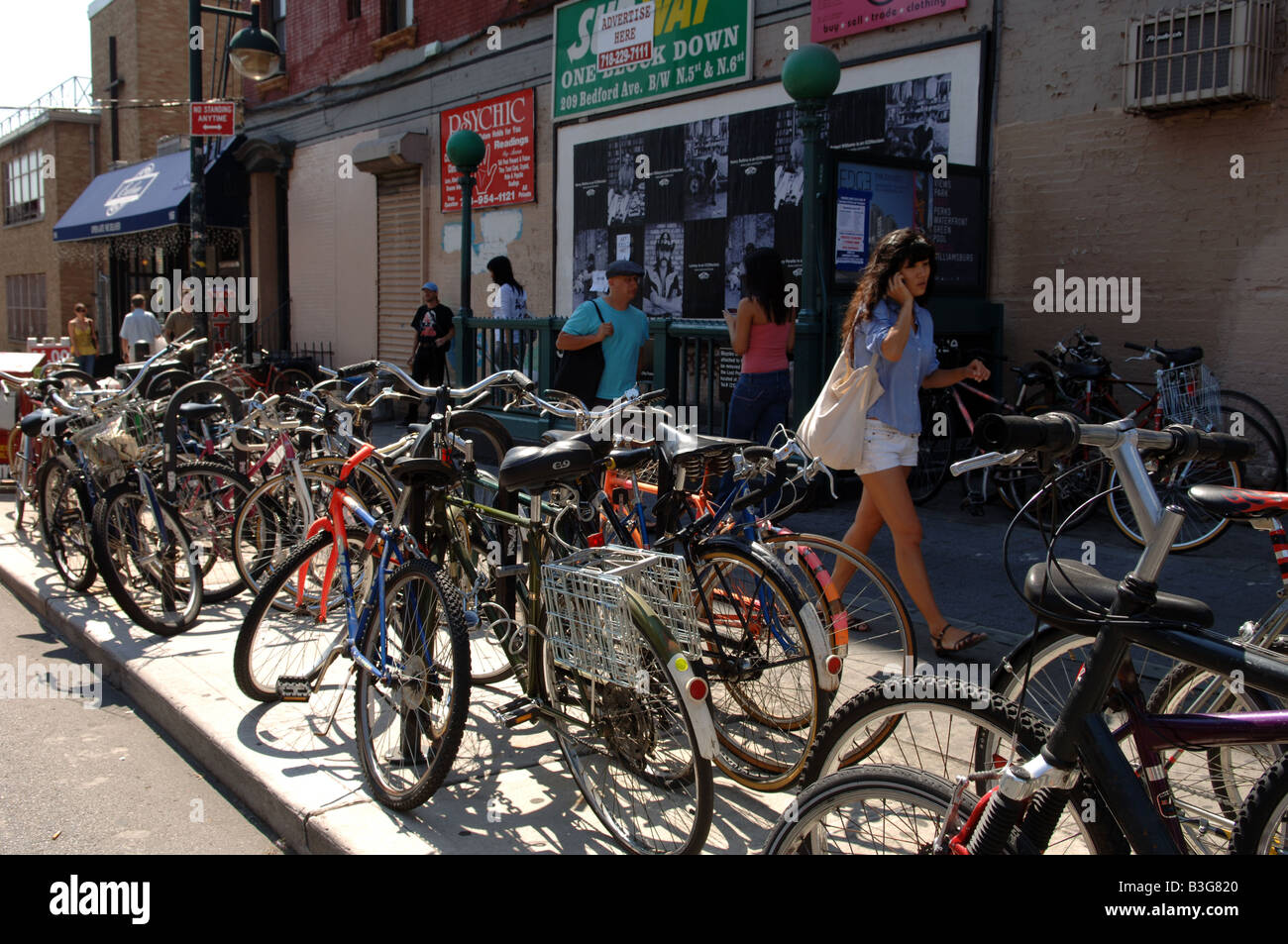 Prêt de vélos garés à la Bedford Ave L station de métro à Williamsburg à Brooklyn à New York Banque D'Images