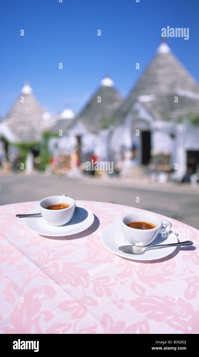 Italie Pouilles Puglia Alberobello Table des Pavement Cafe Café de la rue avec deux tasses d'Expresso Banque D'Images