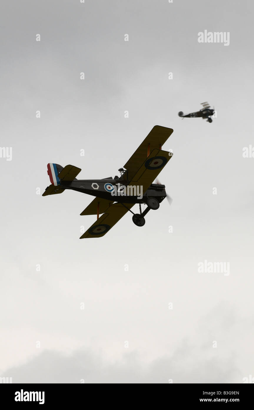 Royal Aircraft Factory SE5A chasser en bas d'un Fokker DR1 triplan allemand WW1 Fighter Farnborough Air Show 2008 Banque D'Images