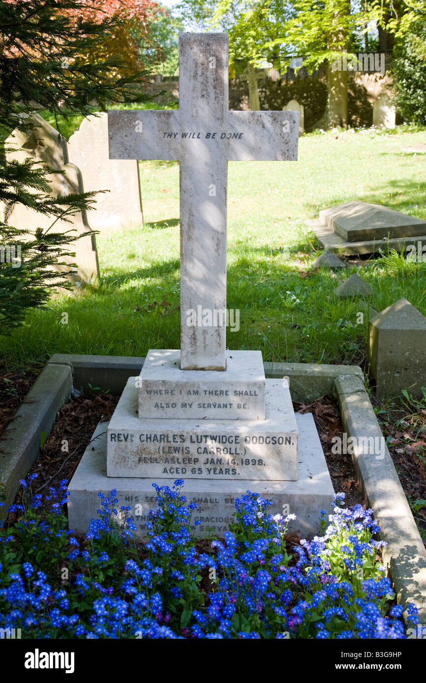 La tombe de Charles Lutwidge Dodgson alias Lewis Carroll dans le cimetière Mount, Guildford, Surrey, Angleterre. Banque D'Images