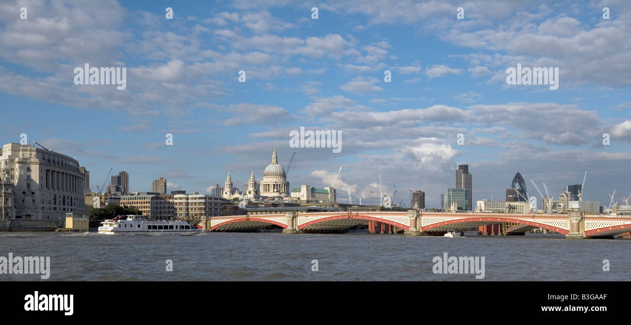Blackfriars Bridge avec la Cathédrale St Paul - Londres Banque D'Images