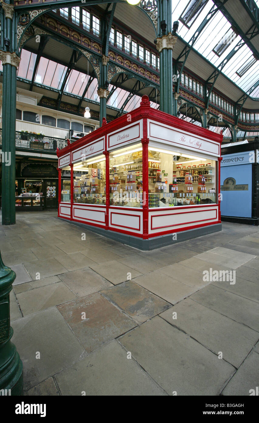 Un écrou de blocage et de fruits séchés au marché Kirkgate, Leeds, le plus grand marché couvert avec 800 étals Banque D'Images