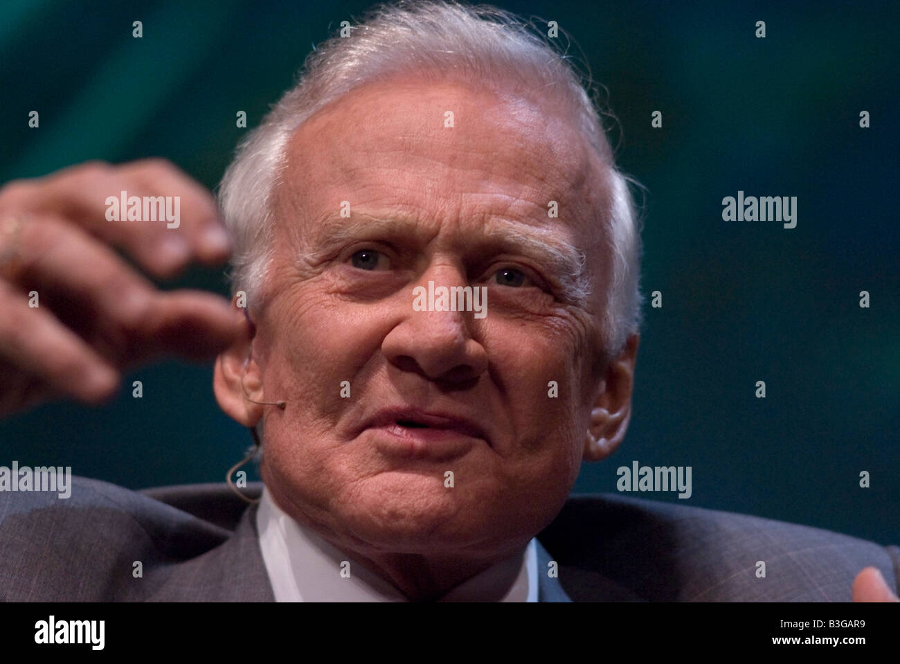 Buzz Aldrin, l'astronaute qui a marché sur la lune en 1969 lors de la mission spatiale Apollo 11, parler au cours d'une conférence en 2008 Banque D'Images